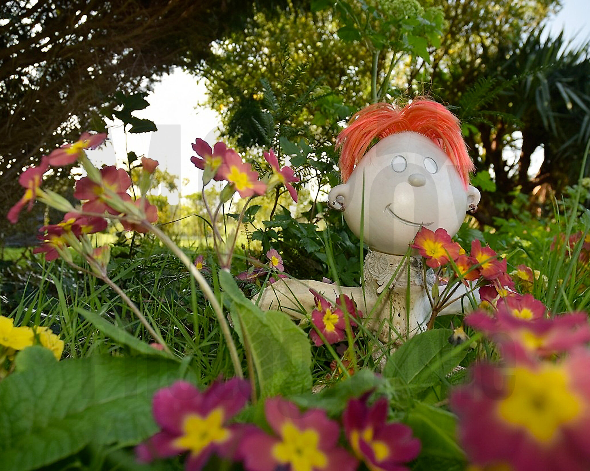 Nancy, image d'une poupée dans un jardin fleuri