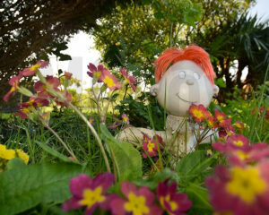 Nancy, image d'une poupée dans un jardin fleuri